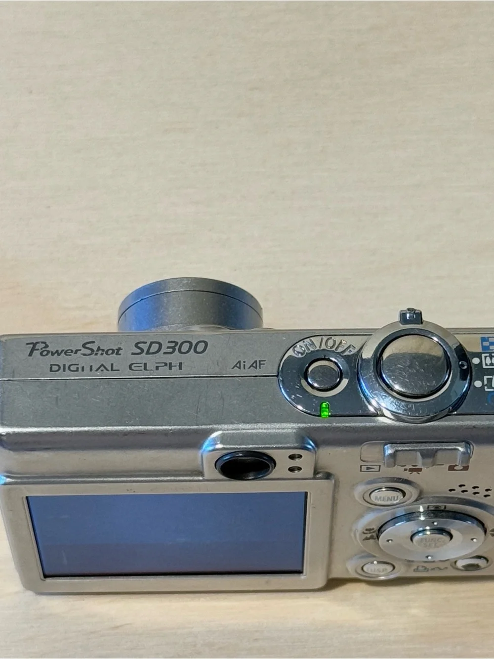 Canon PowerShot SD300 Digital Elph 4MP Camera Tested Good w/Charg-Bat-Card Read!